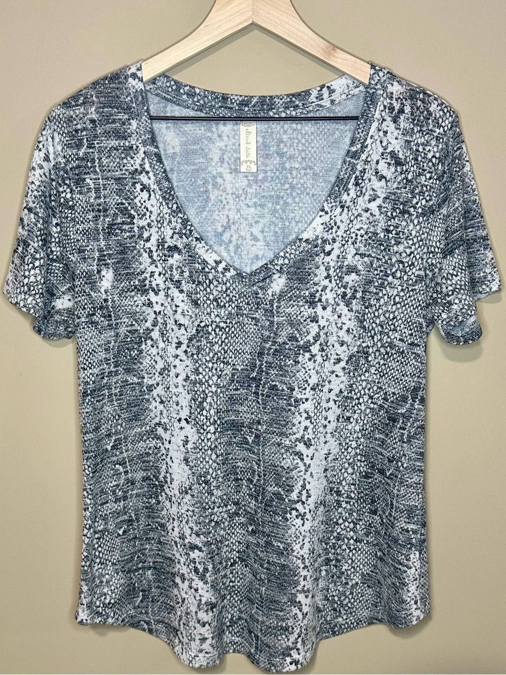 Altar’d State Cherish Stitch Snakeskin V-Neck Tee – Women’s XL